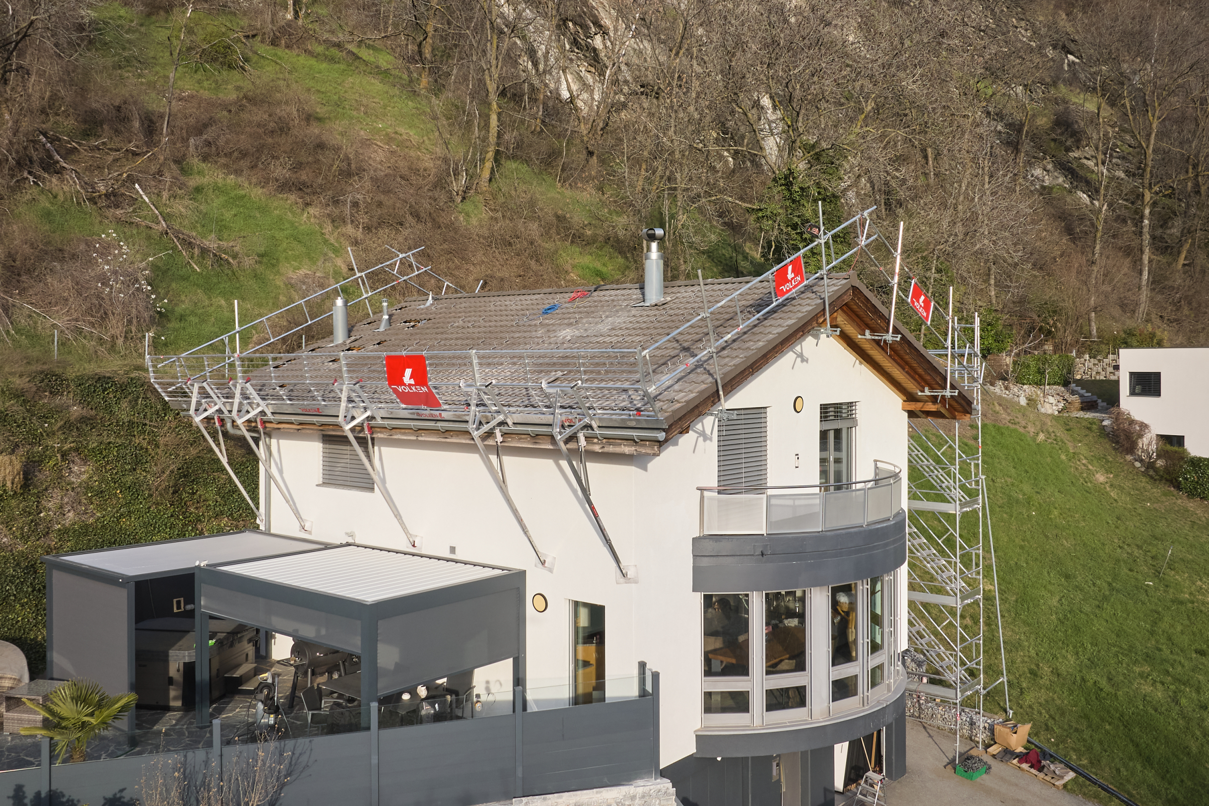 Roof scaffolding for a single-family home | Volken Group